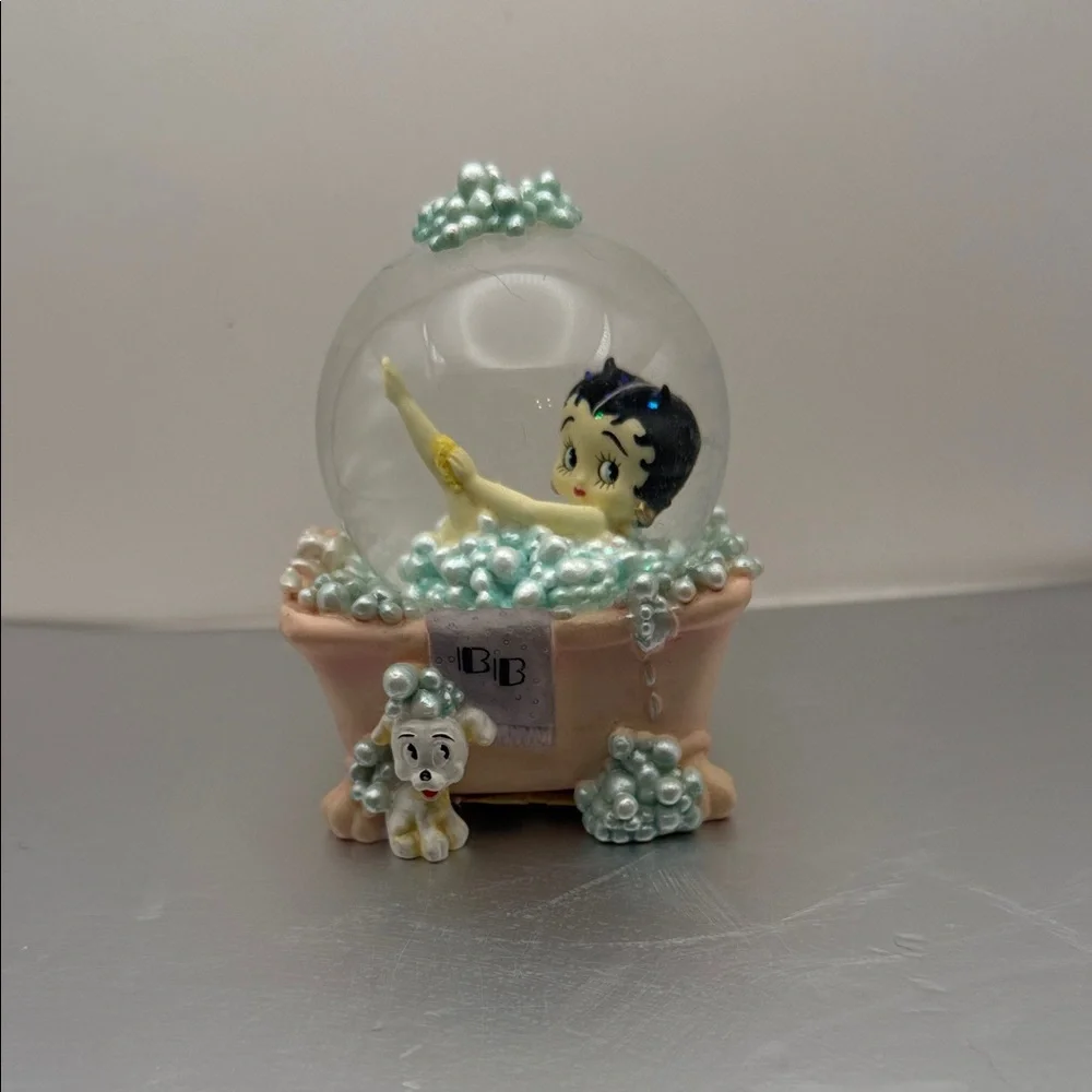 Betty Boop Bubble Bath Snowglobe - Picture 1 of 6
